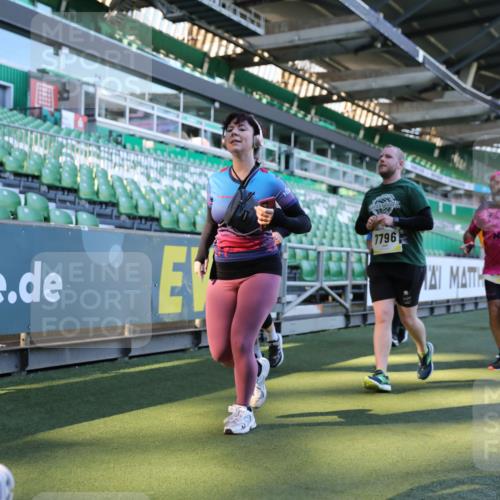 06.10.2024 - 19. swb-Marathon Bremen Yannick Fuchs http://msf.ph/oto/7361375 06.10.2024 10:40:02 Laufen im Stadion 7010, 7151, 7304, 7322, 7347, 7519, 7525, 7624, 7695, 7707, 7796, 7799, 7913, 7922, 7960, 8110, 8127, 8249, 8279, 8375, 8505, 8632, 8743, 8773, 8850, 8873, 8909, 8910, 8911, 9098, 9101, 9111 meine-sportfotos.de