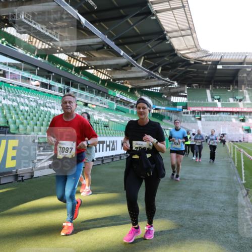 06.10.2024 - 19. swb-Marathon Bremen Yannick Fuchs http://msf.ph/oto/7361387 06.10.2024 10:42:40 Laufen im Stadion 7069, 7096, 7097, 7174, 7291, 7422, 7426, 7483, 7497, 7676, 7795, 8087, 8262, 8280, 8281, 8284, 8299, 8307, 8484, 8487, 8669, 8692, 8706, 8882, 8886, 8887, 8942, 8963, 8976, 9998 meine-sportfotos.de