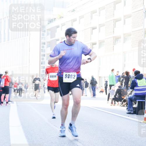 06.10.2024 - 19. swb-Marathon Bremen Matties Gatica Varas http://msf.ph/oto/7361460 06.10.2024 10:39:32 Laufen 2024, 8806, 8962, 771, 111 meine-sportfotos.de