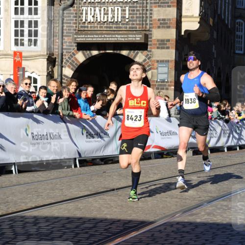 06.10.2024 - 19. swb-Marathon Bremen Strokosch-Dieckow http://msf.ph/oto/7361474 06.10.2024 10:34:03 Ziel 8423, 8750, 8938 meine-sportfotos.de