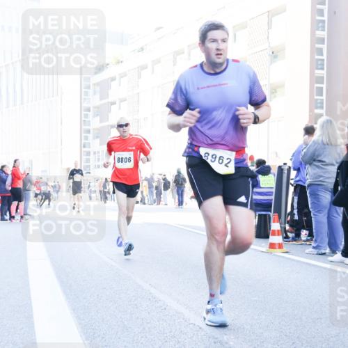 06.10.2024 - 19. swb-Marathon Bremen Matties Gatica Varas http://msf.ph/oto/7361479 06.10.2024 10:39:33 Laufen 8806, 8962 meine-sportfotos.de