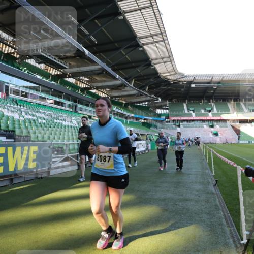 06.10.2024 - 19. swb-Marathon Bremen Yannick Fuchs http://msf.ph/oto/7361483 06.10.2024 10:42:43 Laufen im Stadion 7069, 7096, 7097, 7174, 7422, 7426, 7497, 7676, 7795, 8087, 8262, 8280, 8281, 8284, 8299, 8307, 8484, 8487, 8669, 8692, 8706, 8882, 8886, 8887, 8942, 8963, 8976, 9998 meine-sportfotos.de