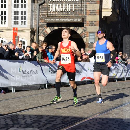 06.10.2024 - 19. swb-Marathon Bremen Strokosch-Dieckow http://msf.ph/oto/7361494 06.10.2024 10:34:03 Ziel 8423, 8750, 8938 meine-sportfotos.de