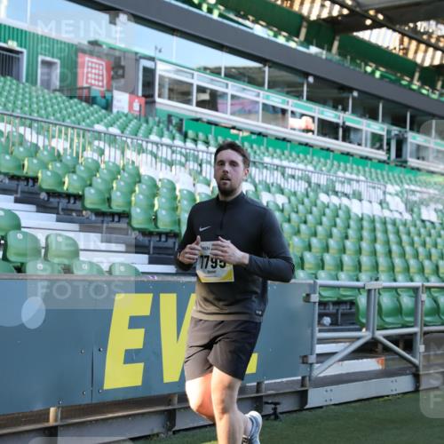 06.10.2024 - 19. swb-Marathon Bremen Yannick Fuchs http://msf.ph/oto/7361502 06.10.2024 10:42:44 Laufen im Stadion 7069, 7096, 7097, 7174, 7422, 7426, 7497, 7795, 8087, 8262, 8280, 8281, 8284, 8299, 8307, 8484, 8487, 8669, 8692, 8706, 8882, 8886, 8887, 8942, 8963, 8976, 9998 meine-sportfotos.de