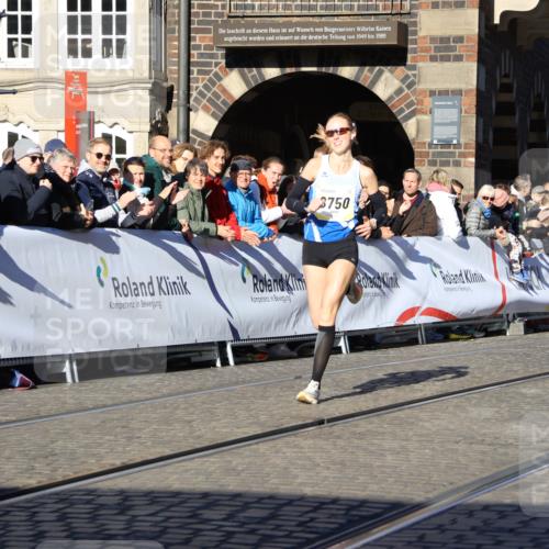 06.10.2024 - 19. swb-Marathon Bremen Strokosch-Dieckow http://msf.ph/oto/7361503 06.10.2024 10:34:07 Ziel 8423, 8750, 8938 meine-sportfotos.de