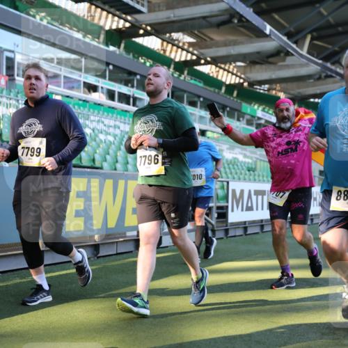 06.10.2024 - 19. swb-Marathon Bremen Yannick Fuchs http://msf.ph/oto/7361512 06.10.2024 10:40:03 Laufen im Stadion 7010, 7151, 7304, 7322, 7347, 7519, 7525, 7624, 7695, 7707, 7796, 7799, 7913, 7922, 8110, 8127, 8249, 8279, 8375, 8505, 8632, 8743, 8773, 8808, 8850, 8873, 8909, 8910, 8911, 9098, 9101, 9111 meine-sportfotos.de