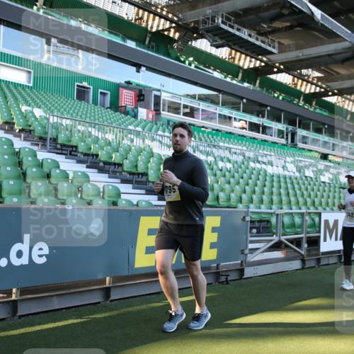 06.10.2024 - 19. swb-Marathon Bremen Yannick Fuchs http://msf.ph/oto/7361519 06.10.2024 10:42:44 Laufen im Stadion 7069, 7096, 7097, 7174, 7422, 7426, 7497, 7795, 8087, 8262, 8280, 8281, 8284, 8299, 8307, 8484, 8487, 8669, 8692, 8706, 8882, 8886, 8887, 8942, 8963, 8976, 9998 meine-sportfotos.de