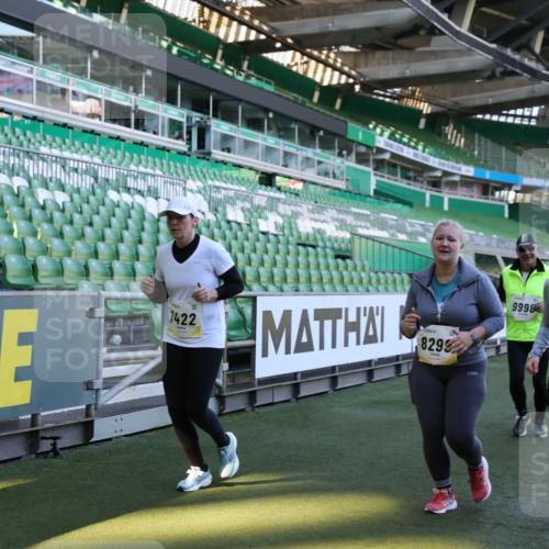 06.10.2024 - 19. swb-Marathon Bremen Yannick Fuchs http://msf.ph/oto/7361549 06.10.2024 10:42:45 Laufen im Stadion 7069, 7096, 7097, 7174, 7422, 7426, 7497, 7795, 8087, 8262, 8280, 8281, 8284, 8299, 8307, 8484, 8487, 8669, 8692, 8882, 8886, 8887, 8942, 8963, 8976, 9998 meine-sportfotos.de