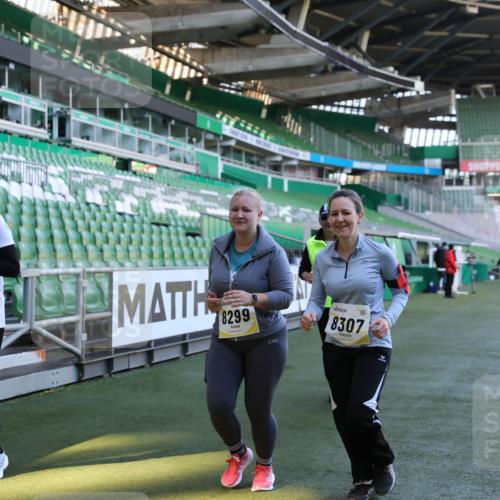 06.10.2024 - 19. swb-Marathon Bremen Yannick Fuchs http://msf.ph/oto/7361562 06.10.2024 10:42:46 Laufen im Stadion 7069, 7096, 7097, 7174, 7422, 7426, 7497, 7795, 7859, 8087, 8243, 8262, 8280, 8281, 8284, 8299, 8307, 8484, 8487, 8669, 8692, 8882, 8886, 8887, 8942, 8963, 8976, 9998 meine-sportfotos.de