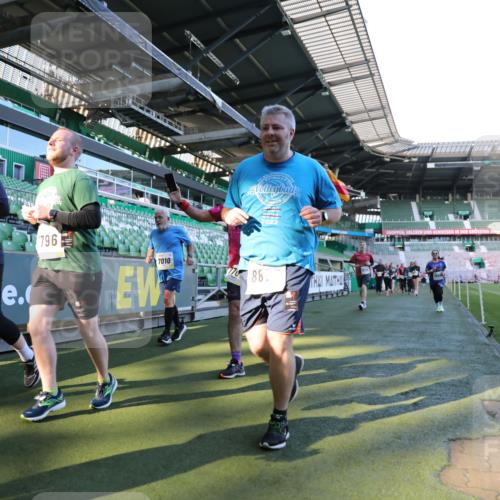 06.10.2024 - 19. swb-Marathon Bremen Yannick Fuchs http://msf.ph/oto/7361597 06.10.2024 10:40:03 Laufen im Stadion 7010, 7151, 7304, 7322, 7347, 7519, 7525, 7624, 7695, 7707, 7796, 7799, 7913, 7922, 8110, 8127, 8249, 8279, 8375, 8505, 8632, 8743, 8773, 8808, 8850, 8873, 8909, 8910, 8911, 9098, 9101, 9111 meine-sportfotos.de