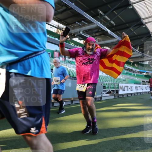 06.10.2024 - 19. swb-Marathon Bremen Yannick Fuchs http://msf.ph/oto/7361636 06.10.2024 10:40:04 Laufen im Stadion 7010, 7145, 7151, 7304, 7322, 7347, 7519, 7525, 7624, 7695, 7707, 7796, 7799, 7913, 7922, 8110, 8127, 8249, 8279, 8375, 8505, 8632, 8743, 8773, 8808, 8850, 8873, 8909, 8910, 8911, 9098, 9101, 9111 meine-sportfotos.de