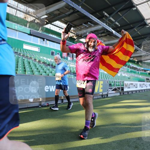 06.10.2024 - 19. swb-Marathon Bremen Yannick Fuchs http://msf.ph/oto/7361642 06.10.2024 10:40:04 Laufen im Stadion 7010, 7145, 7151, 7304, 7322, 7347, 7519, 7525, 7624, 7695, 7707, 7796, 7799, 7913, 7922, 8110, 8127, 8249, 8279, 8375, 8505, 8632, 8743, 8773, 8808, 8850, 8873, 8909, 8910, 8911, 9098, 9101, 9111 meine-sportfotos.de