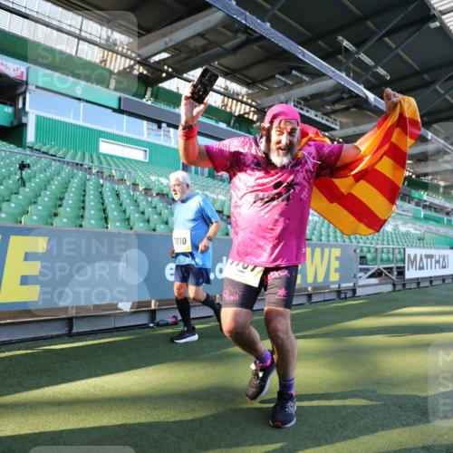 06.10.2024 - 19. swb-Marathon Bremen Yannick Fuchs http://msf.ph/oto/7361648 06.10.2024 10:40:04 Laufen im Stadion 7010, 7145, 7151, 7304, 7322, 7347, 7519, 7525, 7624, 7695, 7707, 7796, 7799, 7913, 7922, 8110, 8127, 8249, 8279, 8375, 8505, 8632, 8743, 8773, 8808, 8850, 8873, 8909, 8910, 8911, 9098, 9101, 9111 meine-sportfotos.de