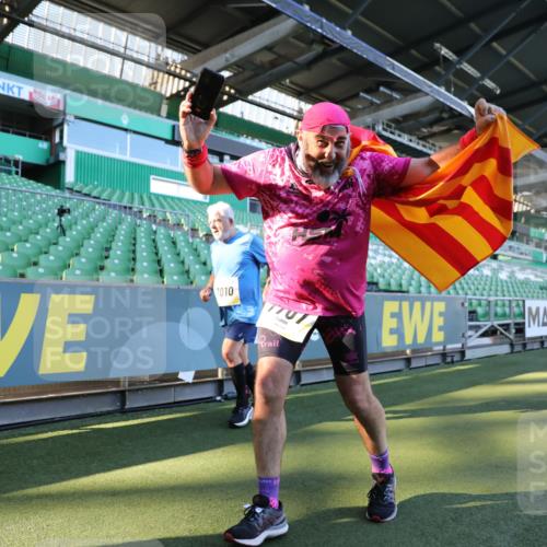06.10.2024 - 19. swb-Marathon Bremen Yannick Fuchs http://msf.ph/oto/7361656 06.10.2024 10:40:05 Laufen im Stadion 7010, 7145, 7304, 7322, 7347, 7519, 7525, 7624, 7695, 7707, 7796, 7799, 7913, 7922, 8127, 8249, 8279, 8375, 8505, 8632, 8743, 8773, 8808, 8850, 8873, 8909, 8910, 8911, 9098, 9101, 9111 meine-sportfotos.de