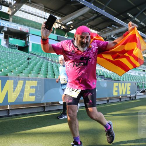 06.10.2024 - 19. swb-Marathon Bremen Yannick Fuchs http://msf.ph/oto/7361661 06.10.2024 10:40:05 Laufen im Stadion 7010, 7145, 7304, 7322, 7347, 7519, 7525, 7624, 7695, 7707, 7796, 7799, 7913, 7922, 8127, 8249, 8279, 8375, 8505, 8632, 8743, 8773, 8808, 8850, 8873, 8909, 8910, 8911, 9098, 9101, 9111 meine-sportfotos.de