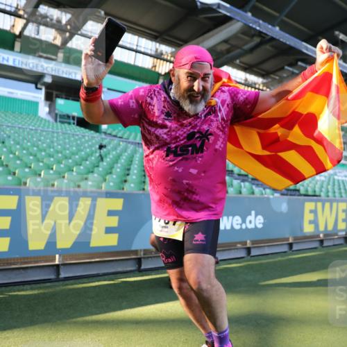 06.10.2024 - 19. swb-Marathon Bremen Yannick Fuchs http://msf.ph/oto/7361672 06.10.2024 10:40:05 Laufen im Stadion 7010, 7145, 7304, 7322, 7347, 7519, 7525, 7624, 7695, 7707, 7796, 7799, 7913, 7922, 8127, 8249, 8279, 8375, 8505, 8632, 8743, 8773, 8808, 8850, 8873, 8909, 8910, 8911, 9098, 9101, 9111 meine-sportfotos.de
