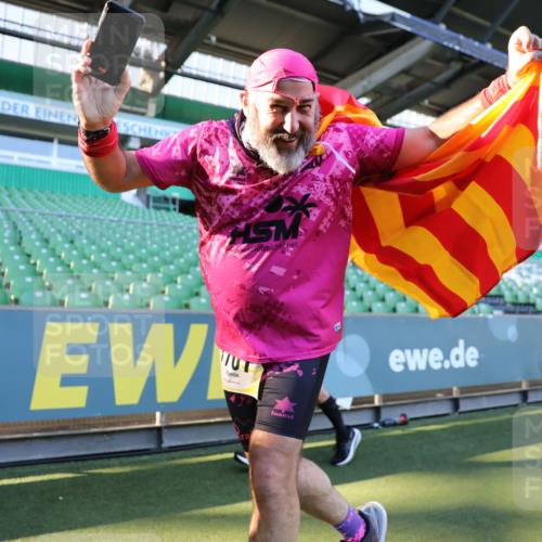 06.10.2024 - 19. swb-Marathon Bremen Yannick Fuchs http://msf.ph/oto/7361683 06.10.2024 10:40:05 Laufen im Stadion 7010, 7145, 7304, 7322, 7347, 7519, 7525, 7624, 7695, 7707, 7796, 7799, 7913, 7922, 8127, 8249, 8279, 8375, 8505, 8632, 8743, 8773, 8808, 8850, 8873, 8909, 8910, 8911, 9098, 9101, 9111 meine-sportfotos.de