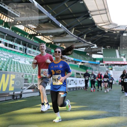06.10.2024 - 19. swb-Marathon Bremen Yannick Fuchs http://msf.ph/oto/7361743 06.10.2024 10:40:07 Laufen im Stadion 7010, 7145, 7304, 7322, 7347, 7519, 7525, 7624, 7695, 7707, 7754, 7796, 7799, 7913, 7922, 8127, 8279, 8375, 8505, 8632, 8743, 8773, 8808, 8850, 8873, 8909, 8910, 8911, 9098, 9101, 9111 meine-sportfotos.de