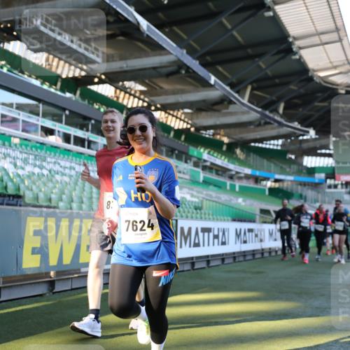 06.10.2024 - 19. swb-Marathon Bremen Yannick Fuchs http://msf.ph/oto/7361767 06.10.2024 10:40:07 Laufen im Stadion 7010, 7145, 7304, 7322, 7347, 7519, 7525, 7624, 7695, 7707, 7754, 7796, 7799, 7913, 7922, 8127, 8279, 8375, 8505, 8632, 8743, 8773, 8808, 8850, 8873, 8909, 8910, 8911, 9098, 9101, 9111 meine-sportfotos.de