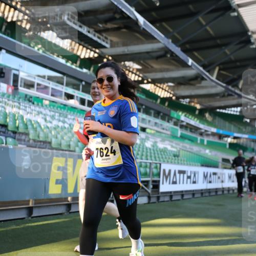 06.10.2024 - 19. swb-Marathon Bremen Yannick Fuchs http://msf.ph/oto/7361776 06.10.2024 10:40:07 Laufen im Stadion 7010, 7145, 7304, 7322, 7347, 7519, 7525, 7624, 7695, 7707, 7754, 7796, 7799, 7913, 7922, 8127, 8279, 8375, 8505, 8632, 8743, 8773, 8808, 8850, 8873, 8909, 8910, 8911, 9098, 9101, 9111 meine-sportfotos.de