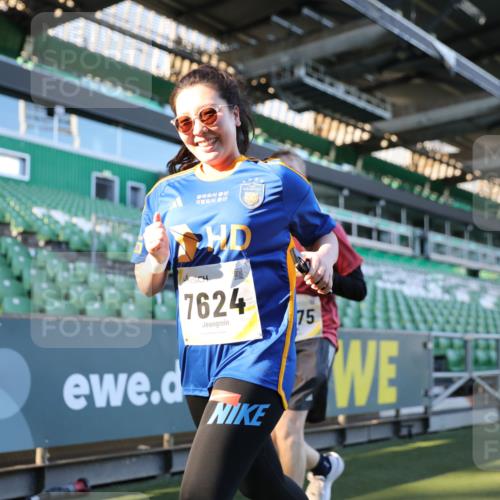 06.10.2024 - 19. swb-Marathon Bremen Yannick Fuchs http://msf.ph/oto/7361785 06.10.2024 10:40:08 Laufen im Stadion 7010, 7145, 7304, 7322, 7347, 7519, 7525, 7624, 7695, 7707, 7754, 7796, 7799, 7913, 7922, 8127, 8279, 8375, 8505, 8632, 8695, 8743, 8773, 8808, 8850, 8873, 8909, 8910, 8911, 9098, 9101, 9111 meine-sportfotos.de