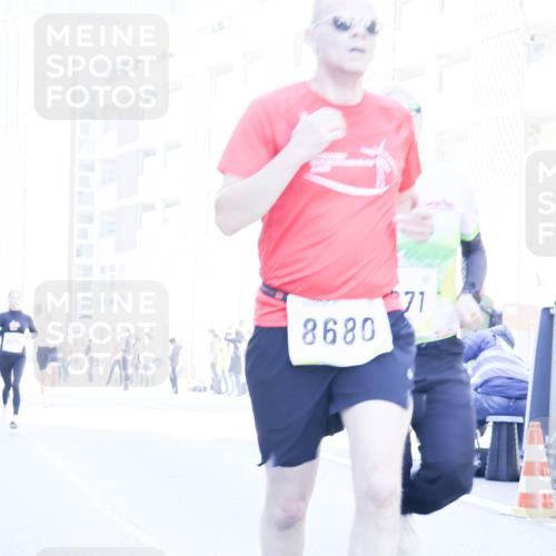 06.10.2024 - 19. swb-Marathon Bremen Matties Gatica Varas http://msf.ph/oto/7361834 06.10.2024 10:39:43 Laufen 8680, 71 meine-sportfotos.de