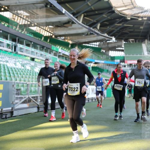 06.10.2024 - 19. swb-Marathon Bremen Yannick Fuchs http://msf.ph/oto/7361835 06.10.2024 10:40:11 Laufen im Stadion 7010, 7145, 7304, 7322, 7347, 7519, 7525, 7624, 7661, 7695, 7707, 7754, 7796, 7799, 7913, 8127, 8375, 8505, 8632, 8695, 8743, 8773, 8808, 8850, 8873, 8909, 8910, 8911, 9098, 9101, 9111 meine-sportfotos.de