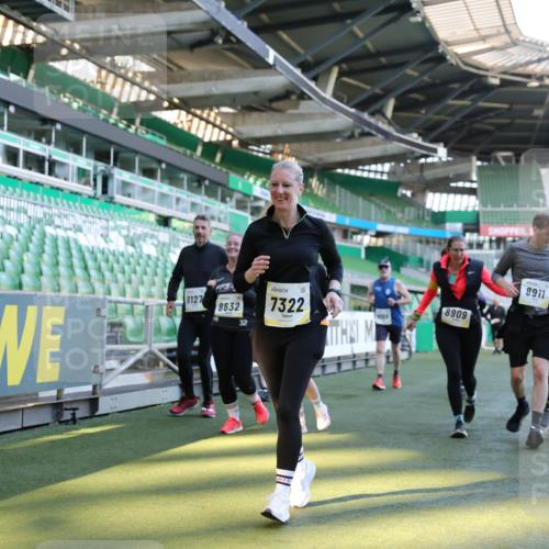 06.10.2024 - 19. swb-Marathon Bremen Yannick Fuchs http://msf.ph/oto/7361842 06.10.2024 10:40:11 Laufen im Stadion 7010, 7145, 7304, 7322, 7347, 7519, 7525, 7624, 7661, 7695, 7707, 7754, 7796, 7799, 7913, 8127, 8375, 8505, 8632, 8695, 8743, 8773, 8808, 8850, 8873, 8909, 8910, 8911, 9098, 9101, 9111 meine-sportfotos.de