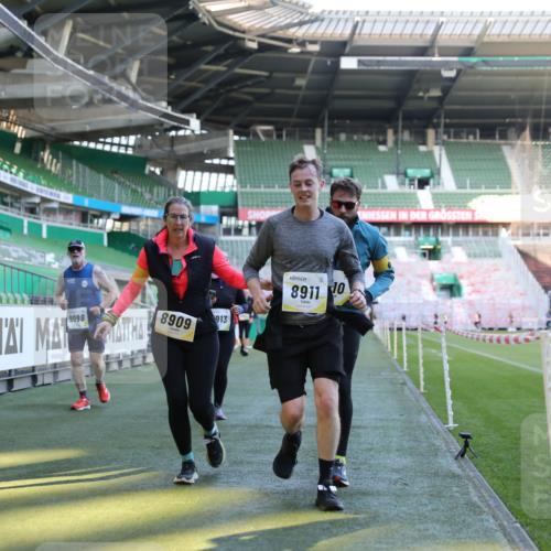 06.10.2024 - 19. swb-Marathon Bremen Yannick Fuchs http://msf.ph/oto/7361872 06.10.2024 10:40:12 Laufen im Stadion 7010, 7145, 7304, 7322, 7347, 7519, 7525, 7624, 7661, 7695, 7707, 7754, 7796, 7799, 7913, 8127, 8375, 8505, 8632, 8695, 8743, 8773, 8808, 8850, 8873, 8909, 8910, 8911, 8988, 9098, 9101, 9111 meine-sportfotos.de