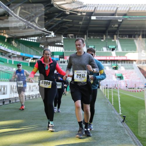 06.10.2024 - 19. swb-Marathon Bremen Yannick Fuchs http://msf.ph/oto/7361878 06.10.2024 10:40:12 Laufen im Stadion 7010, 7145, 7304, 7322, 7347, 7519, 7525, 7624, 7661, 7695, 7707, 7754, 7796, 7799, 7913, 8127, 8375, 8505, 8632, 8695, 8743, 8773, 8808, 8850, 8873, 8909, 8910, 8911, 8988, 9098, 9101, 9111 meine-sportfotos.de