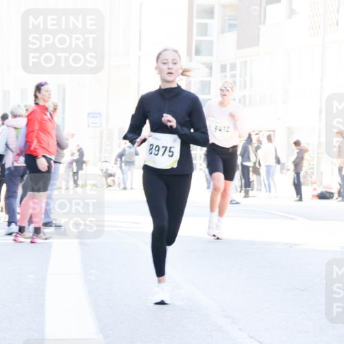 06.10.2024 - 19. swb-Marathon Bremen Matties Gatica Varas http://msf.ph/oto/7361889 06.10.2024 10:39:46 Laufen 8975, 8412 meine-sportfotos.de