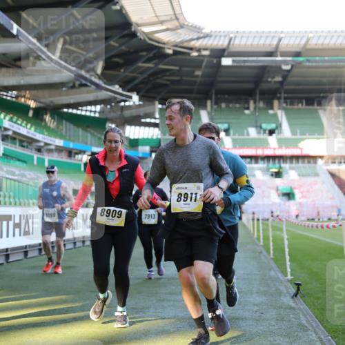 06.10.2024 - 19. swb-Marathon Bremen Yannick Fuchs http://msf.ph/oto/7361891 06.10.2024 10:40:13 Laufen im Stadion 7010, 7145, 7304, 7322, 7347, 7519, 7525, 7624, 7661, 7707, 7754, 7796, 7799, 7913, 8127, 8375, 8505, 8632, 8695, 8743, 8773, 8808, 8850, 8873, 8909, 8910, 8911, 8988, 9098, 9101, 9111 meine-sportfotos.de