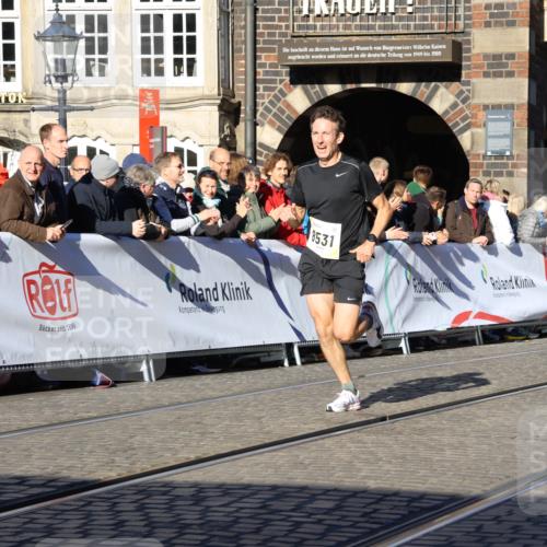 06.10.2024 - 19. swb-Marathon Bremen Strokosch-Dieckow http://msf.ph/oto/7361905 06.10.2024 10:34:39 Ziel 8442, 8531, 8655, 8681 meine-sportfotos.de