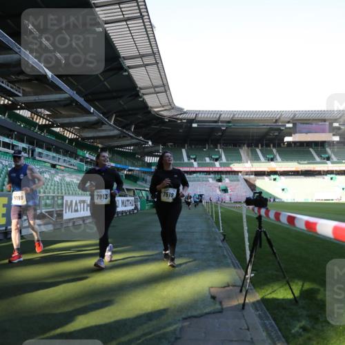 06.10.2024 - 19. swb-Marathon Bremen Yannick Fuchs http://msf.ph/oto/7361927 06.10.2024 10:40:15 Laufen im Stadion 7010, 7092, 7129, 7132, 7145, 7304, 7322, 7347, 7519, 7525, 7624, 7661, 7707, 7754, 7796, 7799, 7913, 8375, 8505, 8632, 8695, 8743, 8773, 8808, 8850, 8873, 8909, 8910, 8911, 8988, 9048, 9098 meine-sportfotos.de