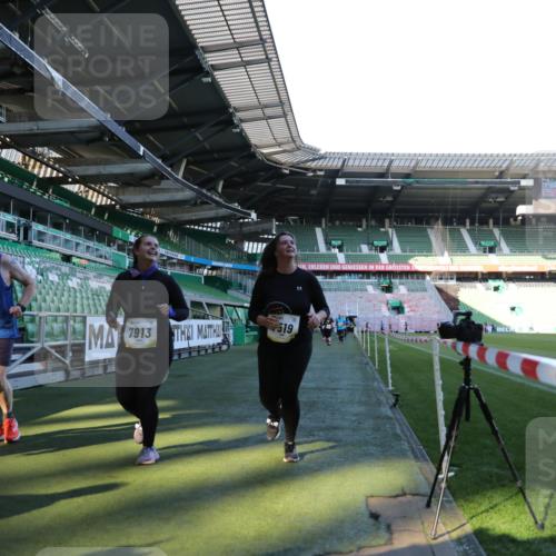 06.10.2024 - 19. swb-Marathon Bremen Yannick Fuchs http://msf.ph/oto/7361938 06.10.2024 10:40:15 Laufen im Stadion 7010, 7092, 7129, 7132, 7145, 7304, 7322, 7347, 7519, 7525, 7624, 7661, 7707, 7754, 7796, 7799, 7913, 8375, 8505, 8632, 8695, 8743, 8773, 8808, 8850, 8873, 8909, 8910, 8911, 8988, 9048, 9098 meine-sportfotos.de