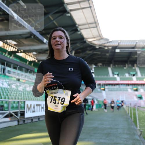 06.10.2024 - 19. swb-Marathon Bremen Yannick Fuchs http://msf.ph/oto/7361948 06.10.2024 10:40:16 Laufen im Stadion 7010, 7092, 7129, 7132, 7145, 7304, 7322, 7347, 7519, 7525, 7624, 7661, 7707, 7754, 7796, 7799, 7913, 8375, 8505, 8632, 8695, 8743, 8773, 8808, 8850, 8873, 8909, 8910, 8911, 8988, 9048, 9098 meine-sportfotos.de
