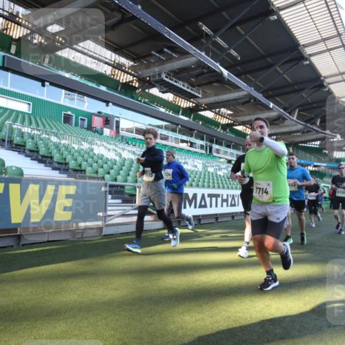 06.10.2024 - 19. swb-Marathon Bremen Yannick Fuchs http://msf.ph/oto/7361953 06.10.2024 10:29:32 Laufen im Stadion 7060, 7061, 7066, 7117, 7193, 7194, 7290, 7334, 7370, 7372, 7384, 7451, 7542, 7683, 7706, 7714, 7768, 7800, 7823, 7825, 7870, 7931, 7983, 7989, 7992, 8001, 8092, 8098, 8156, 8157, 8158, 8215, 8252, 8330, 8424, 8458, 8461, 8522, 8525, 8570, 8575, 8596, 8604, 8609, 8767, 8828, 8835, 8843, 8854, 8875, 8894, 8925, 8951, 8953, 8954, 9001, 9066, 9106 meine-sportfotos.de