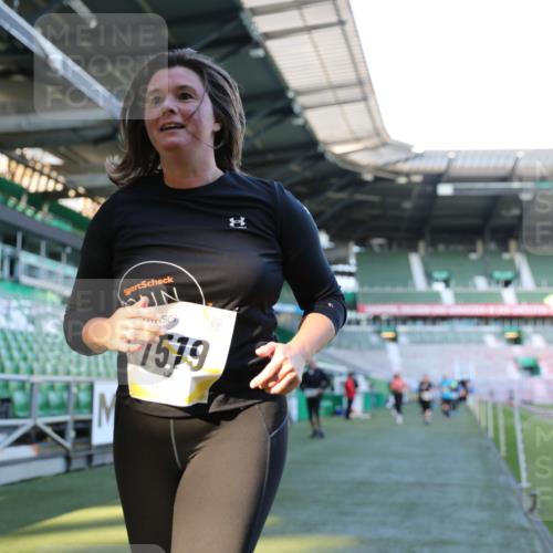 06.10.2024 - 19. swb-Marathon Bremen Yannick Fuchs http://msf.ph/oto/7361959 06.10.2024 10:40:16 Laufen im Stadion 7010, 7092, 7129, 7132, 7145, 7304, 7322, 7347, 7519, 7525, 7624, 7661, 7707, 7754, 7796, 7799, 7913, 8375, 8505, 8632, 8695, 8743, 8773, 8808, 8850, 8873, 8909, 8910, 8911, 8988, 9048, 9098 meine-sportfotos.de