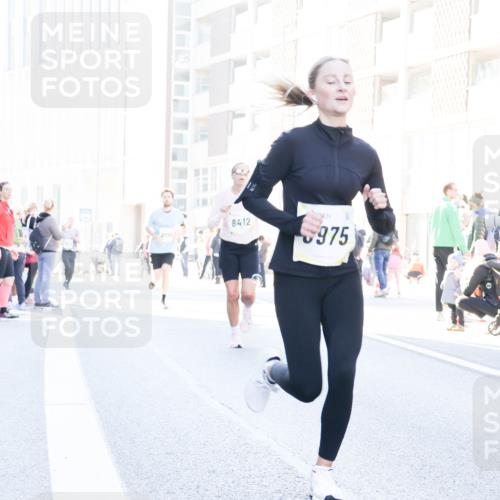 06.10.2024 - 19. swb-Marathon Bremen Matties Gatica Varas http://msf.ph/oto/7361971 06.10.2024 10:39:47 Laufen 556, 8412, 975 meine-sportfotos.de