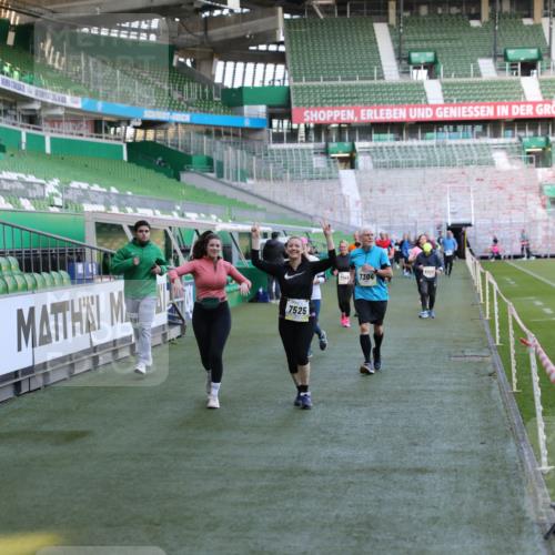 06.10.2024 - 19. swb-Marathon Bremen Yannick Fuchs http://msf.ph/oto/7362029 06.10.2024 10:40:24 Laufen im Stadion 7092, 7129, 7132, 7145, 7304, 7519, 7525, 7554, 7624, 7661, 7754, 7840, 7913, 7946, 7972, 8091, 8146, 8505, 8632, 8688, 8695, 8743, 8773, 8808, 8850, 8909, 8910, 8911, 8988, 9048, 9098 meine-sportfotos.de