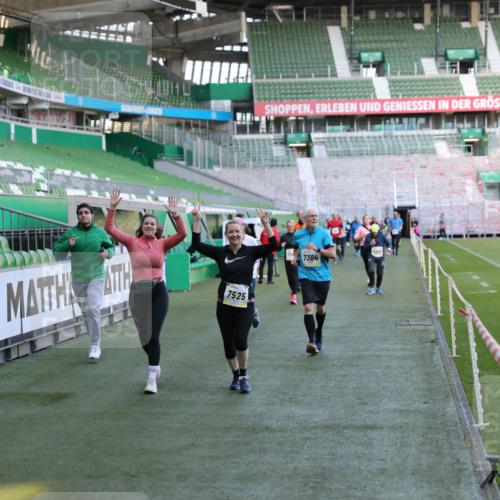 06.10.2024 - 19. swb-Marathon Bremen Yannick Fuchs http://msf.ph/oto/7362036 06.10.2024 10:40:24 Laufen im Stadion 7092, 7129, 7132, 7145, 7304, 7519, 7525, 7554, 7624, 7661, 7754, 7840, 7913, 7946, 7972, 8091, 8146, 8505, 8632, 8688, 8695, 8743, 8773, 8808, 8850, 8909, 8910, 8911, 8988, 9048, 9098 meine-sportfotos.de