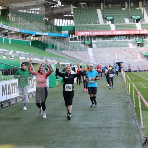 06.10.2024 - 19. swb-Marathon Bremen Yannick Fuchs http://msf.ph/oto/7362042 06.10.2024 10:40:24 Laufen im Stadion 7092, 7129, 7132, 7145, 7304, 7519, 7525, 7554, 7624, 7661, 7754, 7840, 7913, 7946, 7972, 8091, 8146, 8505, 8632, 8688, 8695, 8743, 8773, 8808, 8850, 8909, 8910, 8911, 8988, 9048, 9098 meine-sportfotos.de