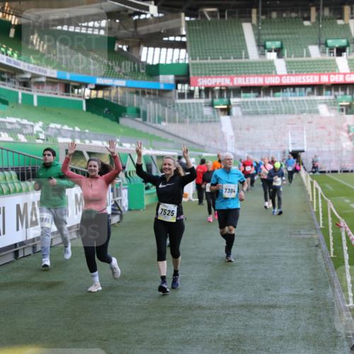 06.10.2024 - 19. swb-Marathon Bremen Yannick Fuchs http://msf.ph/oto/7362056 06.10.2024 10:40:25 Laufen im Stadion 7092, 7129, 7132, 7145, 7304, 7519, 7525, 7554, 7624, 7661, 7754, 7840, 7913, 7946, 7972, 7982, 8091, 8146, 8505, 8632, 8688, 8695, 8743, 8773, 8808, 8850, 8909, 8910, 8911, 8988, 9048, 9098 meine-sportfotos.de