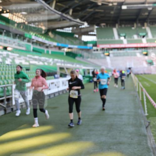 06.10.2024 - 19. swb-Marathon Bremen Yannick Fuchs http://msf.ph/oto/7362097 06.10.2024 10:40:26 Laufen im Stadion 7092, 7129, 7132, 7145, 7304, 7519, 7525, 7554, 7624, 7661, 7754, 7840, 7913, 7936, 7946, 7972, 7982, 8091, 8146, 8505, 8632, 8688, 8695, 8743, 8773, 8808, 8809, 8850, 8909, 8910, 8911, 8988, 9048, 9098 meine-sportfotos.de