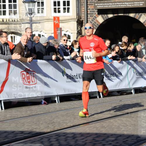 06.10.2024 - 19. swb-Marathon Bremen Strokosch-Dieckow http://msf.ph/oto/7362115 06.10.2024 10:34:52 Ziel 8442, 8681, 8791 meine-sportfotos.de