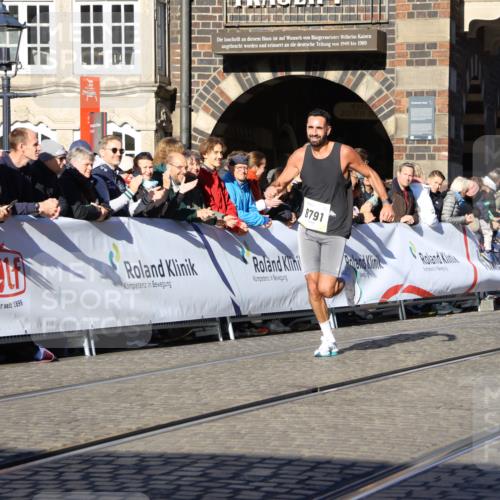 06.10.2024 - 19. swb-Marathon Bremen Strokosch-Dieckow http://msf.ph/oto/7362231 06.10.2024 10:35:03 Ziel 8577, 8791, 8983 meine-sportfotos.de