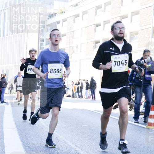 06.10.2024 - 19. swb-Marathon Bremen Matties Gatica Varas http://msf.ph/oto/7362404 06.10.2024 10:40:01 Laufen 8242, 80, 8666, 7045 meine-sportfotos.de