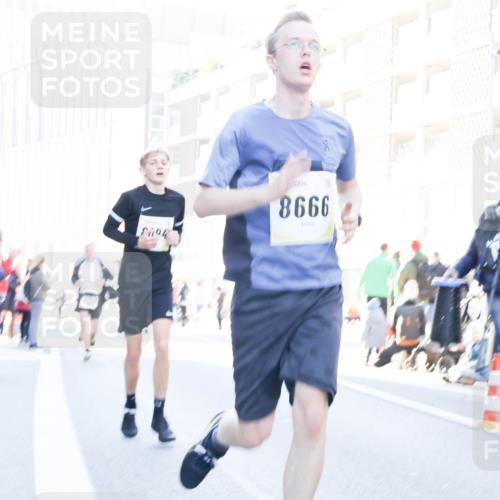 06.10.2024 - 19. swb-Marathon Bremen Matties Gatica Varas http://msf.ph/oto/7362419 06.10.2024 10:40:02 Laufen 8694, 8666 meine-sportfotos.de