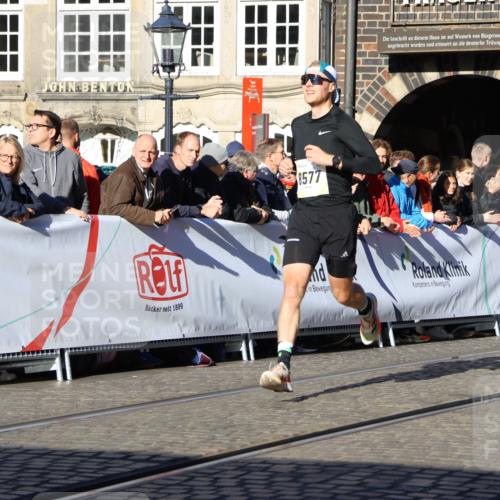 06.10.2024 - 19. swb-Marathon Bremen Strokosch-Dieckow http://msf.ph/oto/7362495 06.10.2024 10:35:19 Ziel 7098, 8577, 8983 meine-sportfotos.de