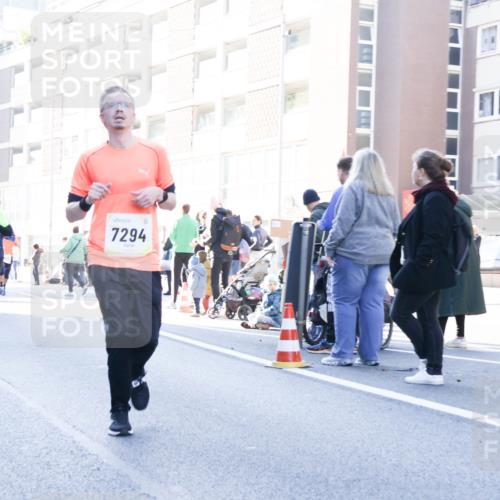 06.10.2024 - 19. swb-Marathon Bremen Matties Gatica Varas http://msf.ph/oto/7362652 06.10.2024 10:40:20 Laufen 7294 meine-sportfotos.de